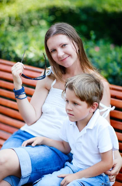 Närbild av mor och son sitter utomhus — Stockfoto
