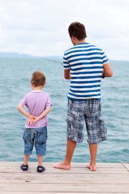 Baba ve oğul iskeleden balıkçılık