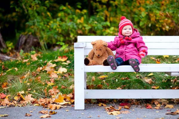 Κορίτσι μικρό παιδί σε εξωτερικούς χώρους για την ημέρα του φθινοπώρου — Φωτογραφία Αρχείου