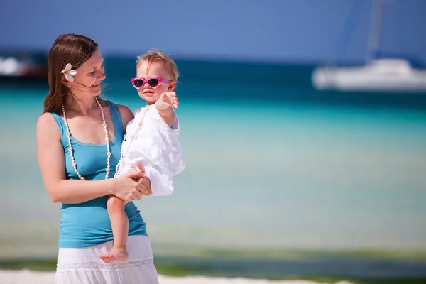 Mãe e filha retrato na praia — Fotografia de Stock