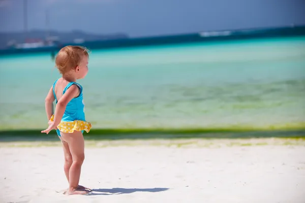Toddler girl at tropical beach — Stock Photo, Image