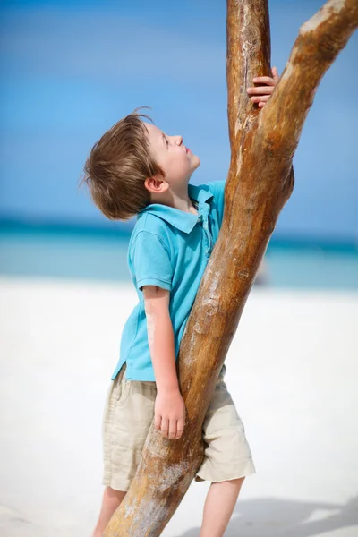 Μικρό αγόρι σε τροπική παραλία — Φωτογραφία Αρχείου