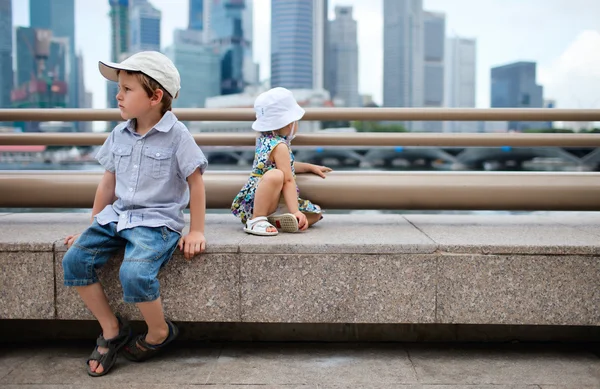 都市に 2 人の子供 — ストック写真