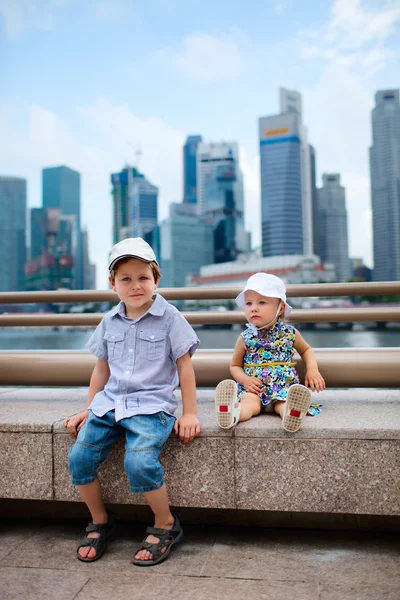 Büyük modern şehirde iki çocuk — Stok fotoğraf