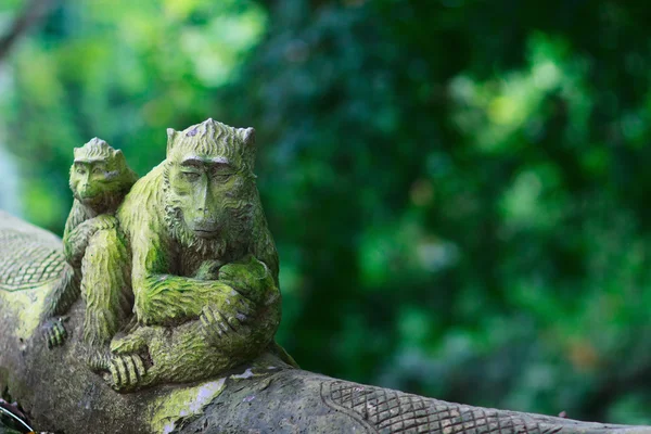 Скульптура обезьяны в балийском стиле — стоковое фото