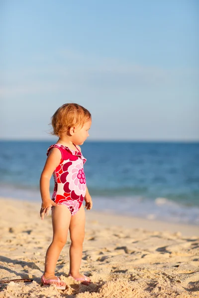 Κορίτσι μικρό παιδί στην παραλία στο ηλιοβασίλεμα — Φωτογραφία Αρχείου