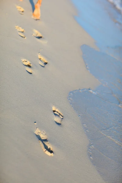 Empreintes de pas sur la plage tropicale — Photo