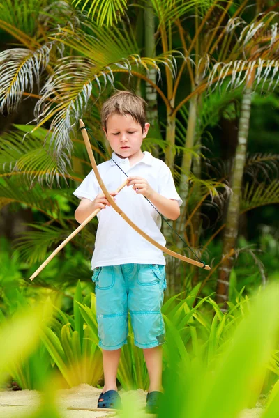 Rapaz bonito brincando com arco e flechas — Fotografia de Stock