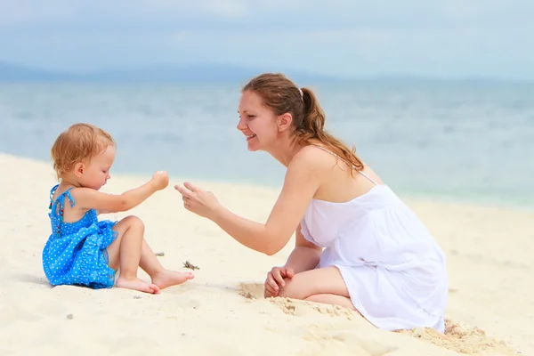 Kochająca matka i córka na tropikalnej plaży — Zdjęcie stockowe