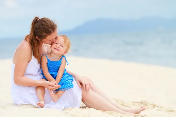 Kochająca matka i córka na tropikalnej plaży — Zdjęcie stockowe