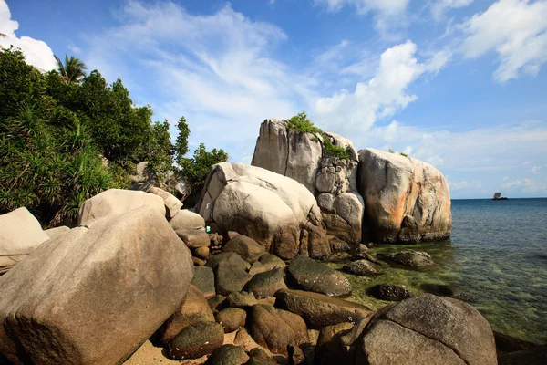Skalnaté pobřeží v Indonésii — Stock fotografie