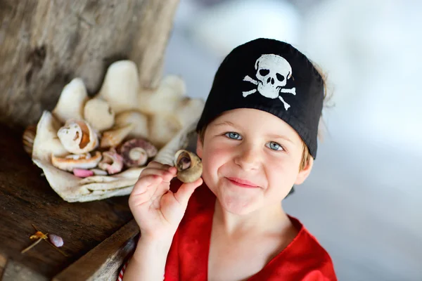 遊び心のある海賊男の子の肖像画 — ストック写真