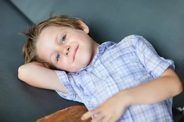 Schattige kleine jongen portret — Stockfoto