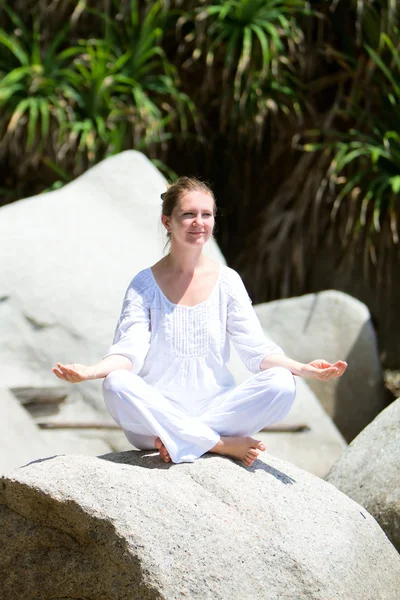 Kobieta praktykująca jogę na świeżym powietrzu — Zdjęcie stockowe