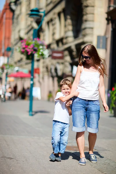 Мать и сын на улице в городе — стоковое фото