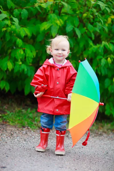 Κορίτσι μικρό παιδί με ομπρέλα σε εξωτερικούς χώρους στη βροχερή μέρα του φθινοπώρου — Φωτογραφία Αρχείου