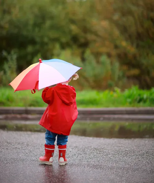Κορίτσι μικρό παιδί σε εξωτερικούς χώρους σε βροχερή μέρα — Φωτογραφία Αρχείου