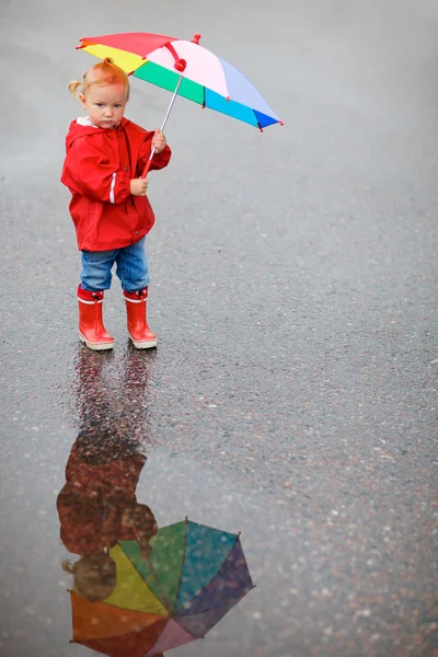 Menina da criança com guarda-chuva colorido no dia chuvoso — Fotografia de Stock