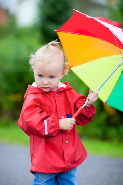 Κορίτσι μικρό παιδί με ομπρέλα σε εξωτερικούς χώρους στη βροχερή μέρα — Φωτογραφία Αρχείου