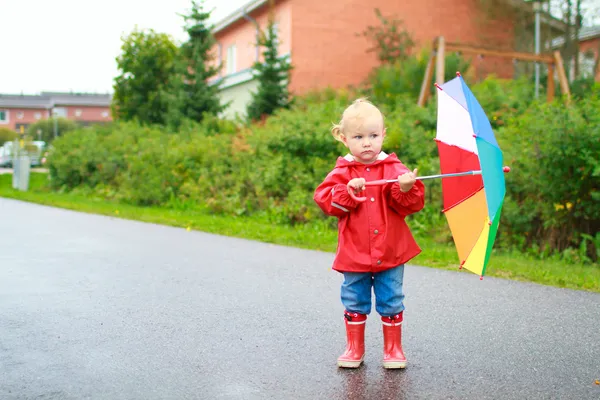 Peuter meisje met paraplu buiten op regenachtige dag — Stockfoto