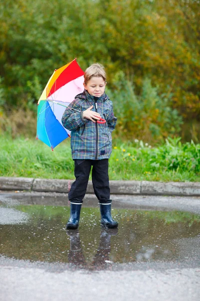 Roztomilý kluk, venku na deštivý den — Stock fotografie