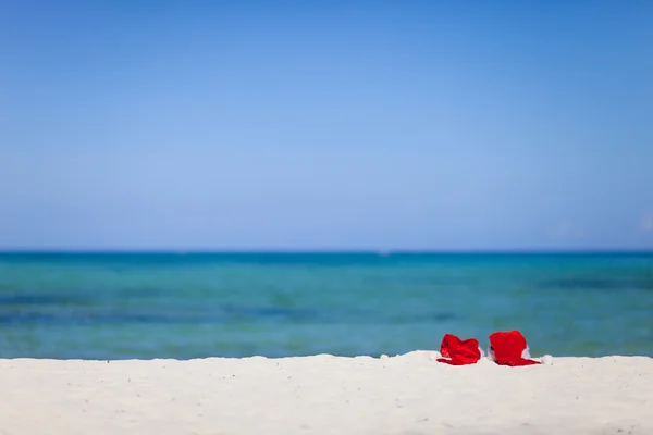 해변에서 두 산타 모자 — 스톡 사진