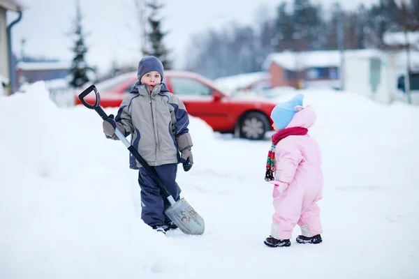 Duas crianças ao ar livre no dia de inverno nevado — Fotografia de Stock