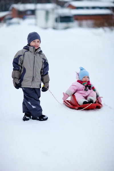 Dvě děti venku na zimní den — Stock fotografie