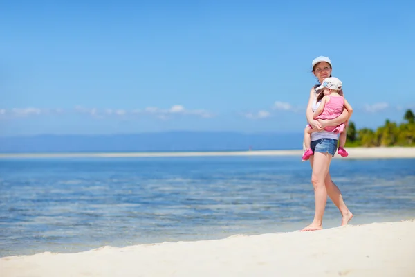 Matka z dzieckiem spacery wzdłuż wybrzeża tropikalnego — Zdjęcie stockowe