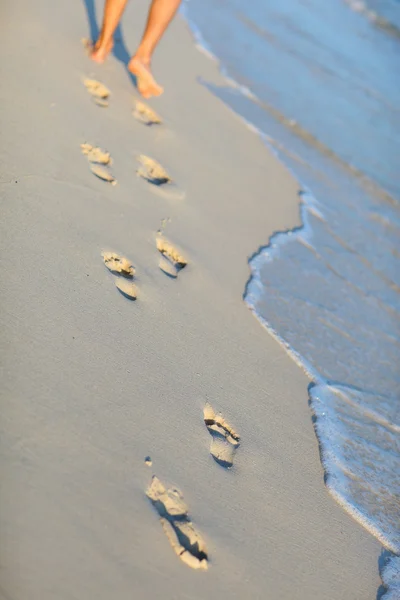热带海滩上的脚印 — 图库照片