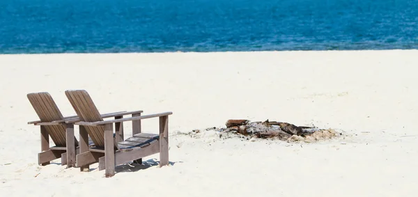 Деревянные стулья в тропической панораме пляжа — стоковое фото