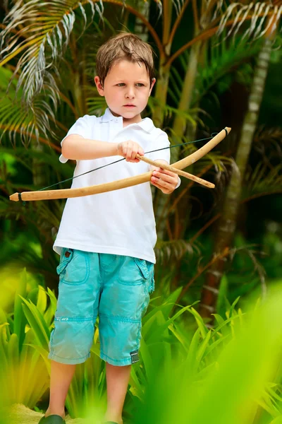 Mignon garçon jouer avec arc et flèches — Photo