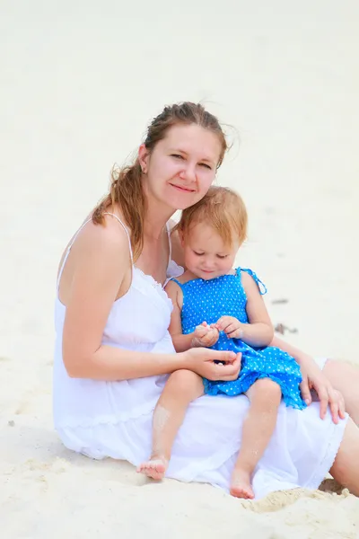 Молодая мать с дочерью на пляже — стоковое фото