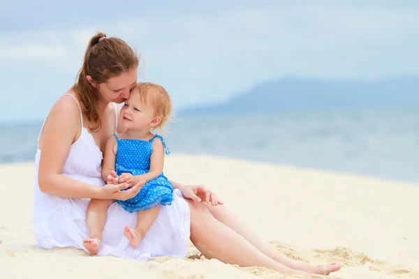 Matka i dziecko razem na plaży — Zdjęcie stockowe