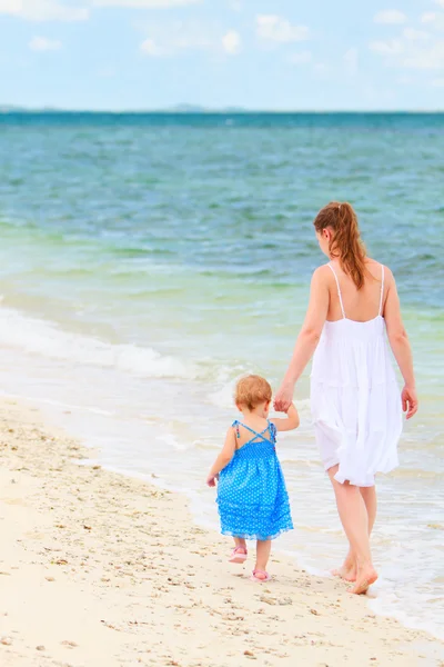 Mor och barn gående tropisk strand — Stockfoto