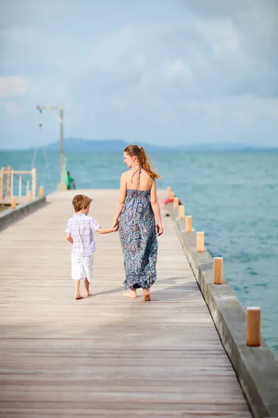Madre e hijo caminando por embarcadero — Foto de Stock
