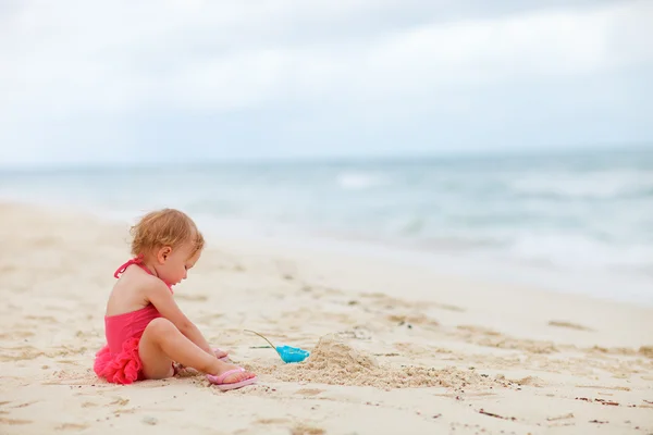 Κορίτσι μικρό παιδί που παίζει με την άμμο — Φωτογραφία Αρχείου