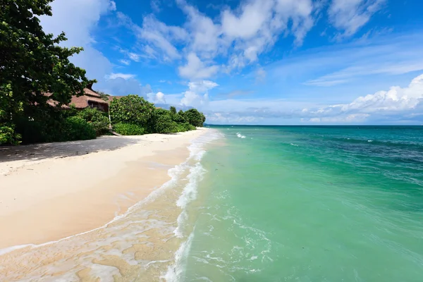 Pejzaż piękny plaża tropikalna — Zdjęcie stockowe