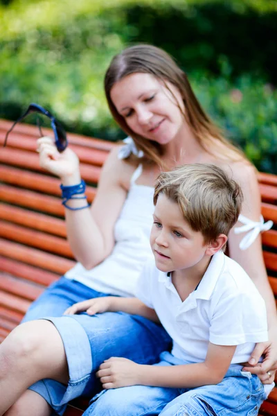 母と息子の屋外のクローズ アップ — ストック写真
