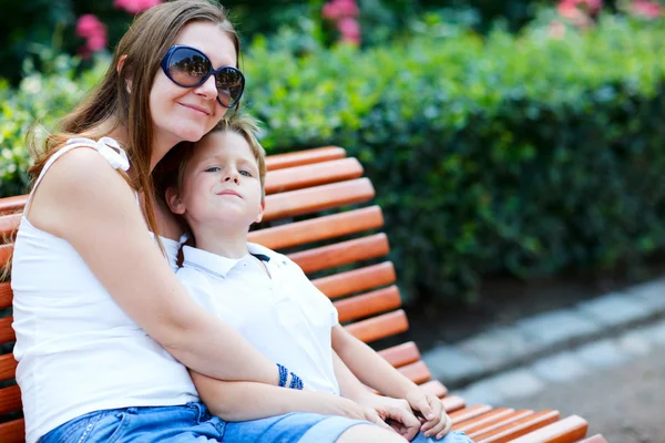 Anne ve oğlu bankta oturan — Stok fotoğraf