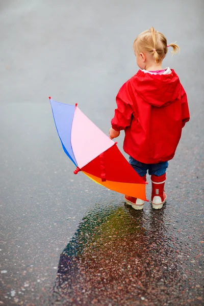 Barn tjej utomhus vid regnig dag — Stockfoto