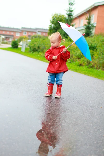 Barn girl med paraply — Stockfoto