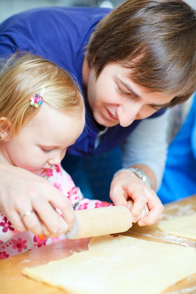 Pai cozinhando junto com sua filha — Fotografia de Stock