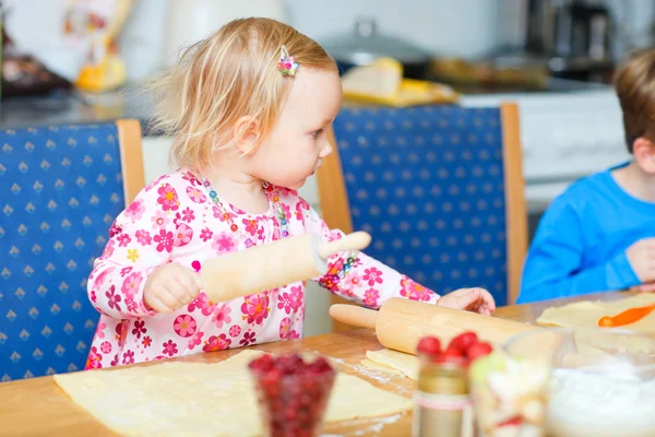 Barn girl att hjälpa på kök — Stockfoto