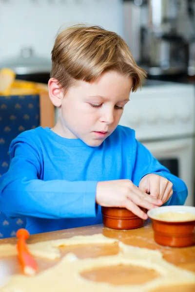 Lindo chico haciendo cupcakes — Foto de Stock