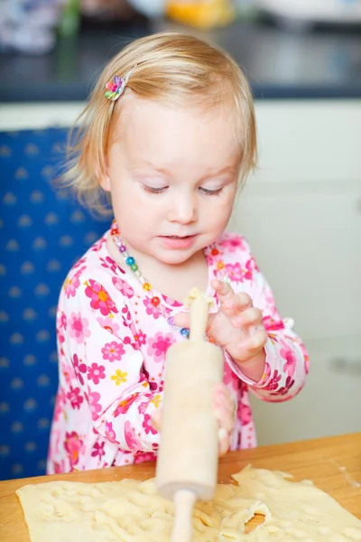 Barn girl att hjälpa på kök — Stockfoto