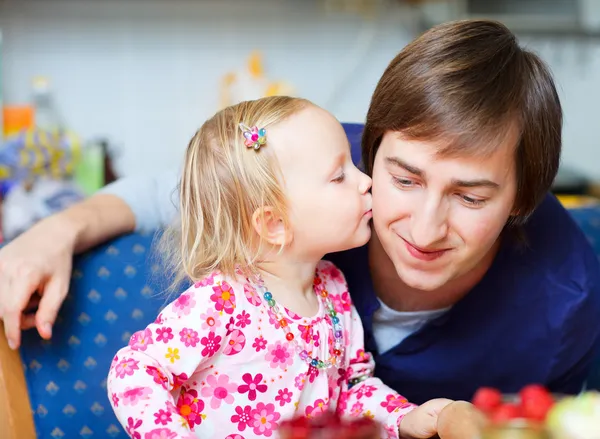 Adorable little girl kissing her father — Stock Photo, Image
