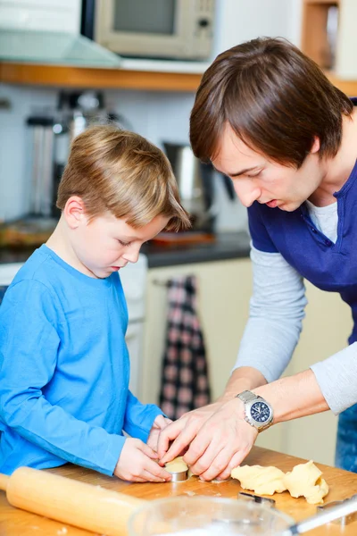 Father and son baking together — Stock Photo, Image