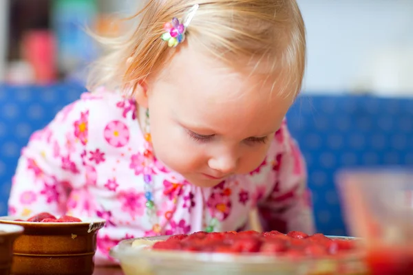 Criança adorável com torta de morango — Fotografia de Stock