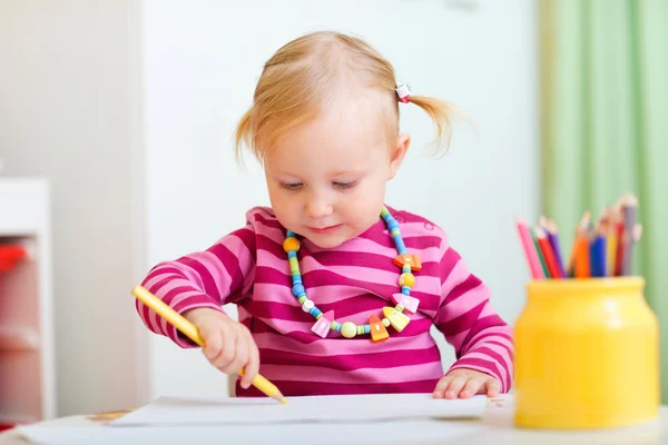 Toddler dziewczynka rysunek z ołówki — Zdjęcie stockowe